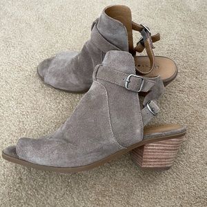 Lucky open toe sandal size 8